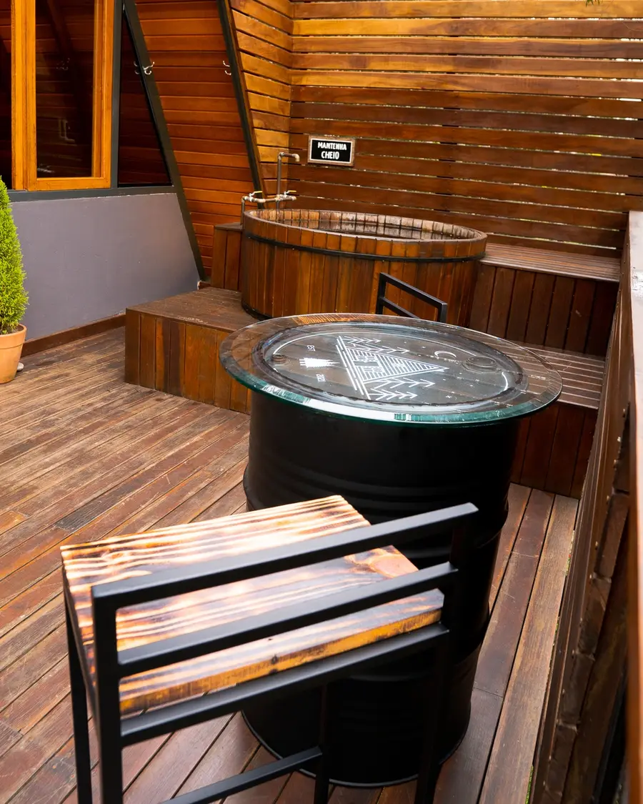 Ofurô de madeira no deck da Cabana Solaris